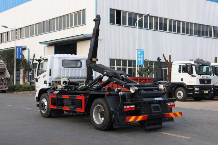 東風D7勾臂垃圾車